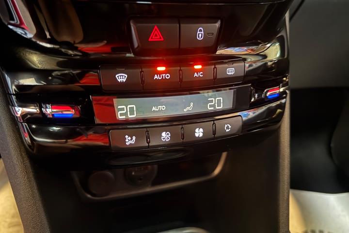 Rød Peugeot 208 fra 2018