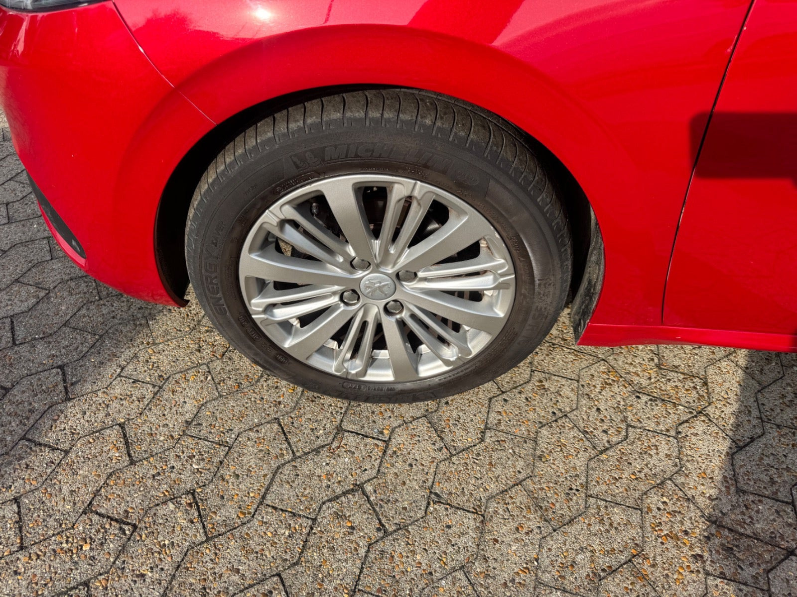 Rød Peugeot 208 fra 2018