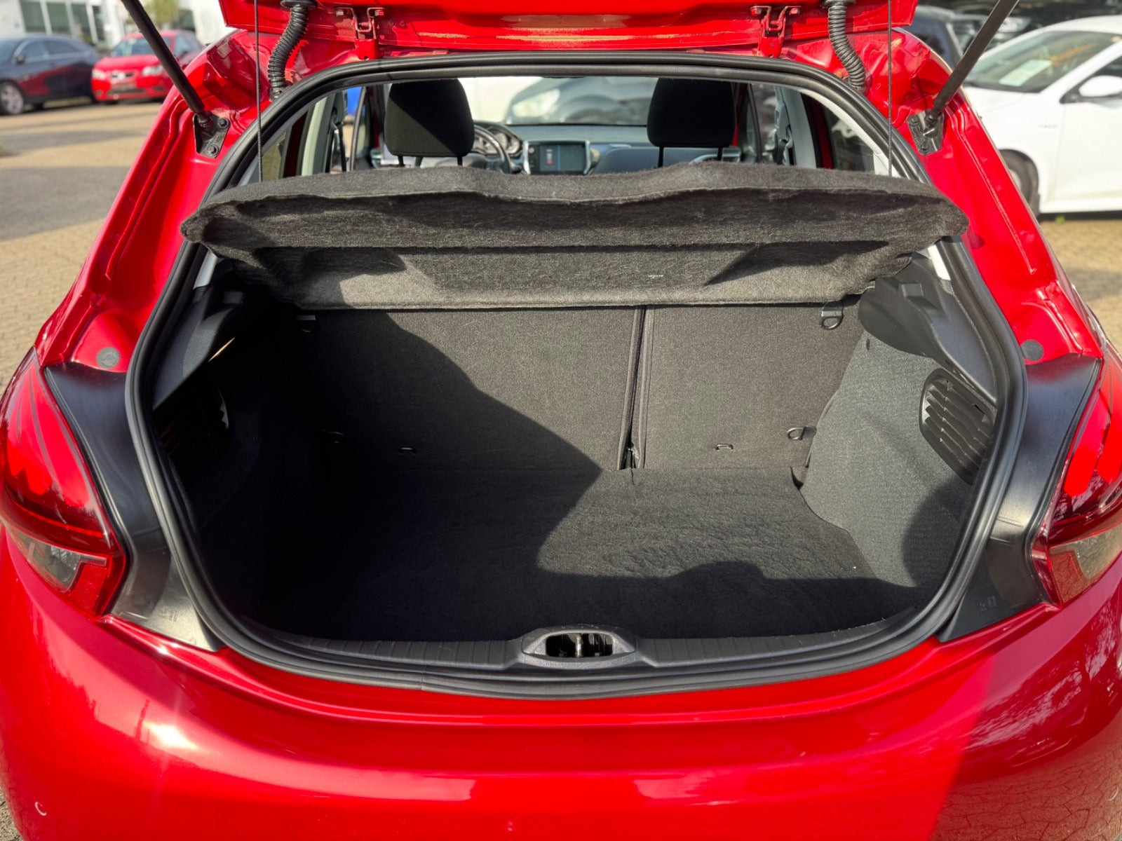 Rød Peugeot 208 fra 2018