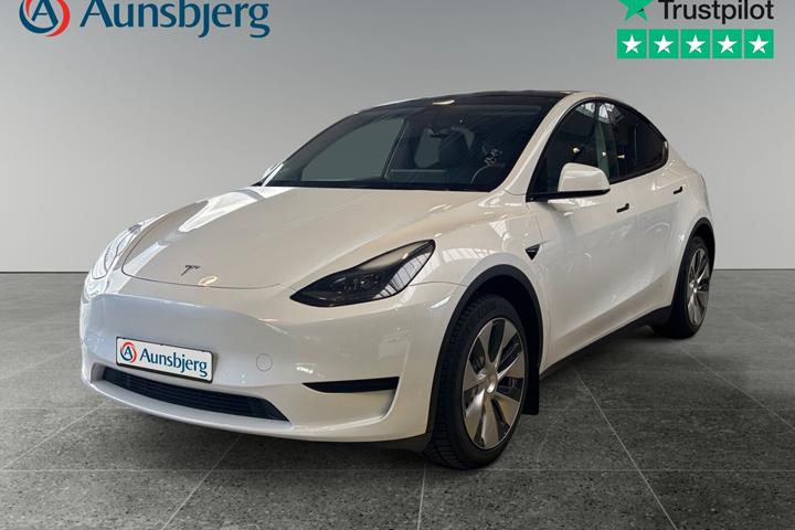 Hvid Tesla Model Y fra 2023