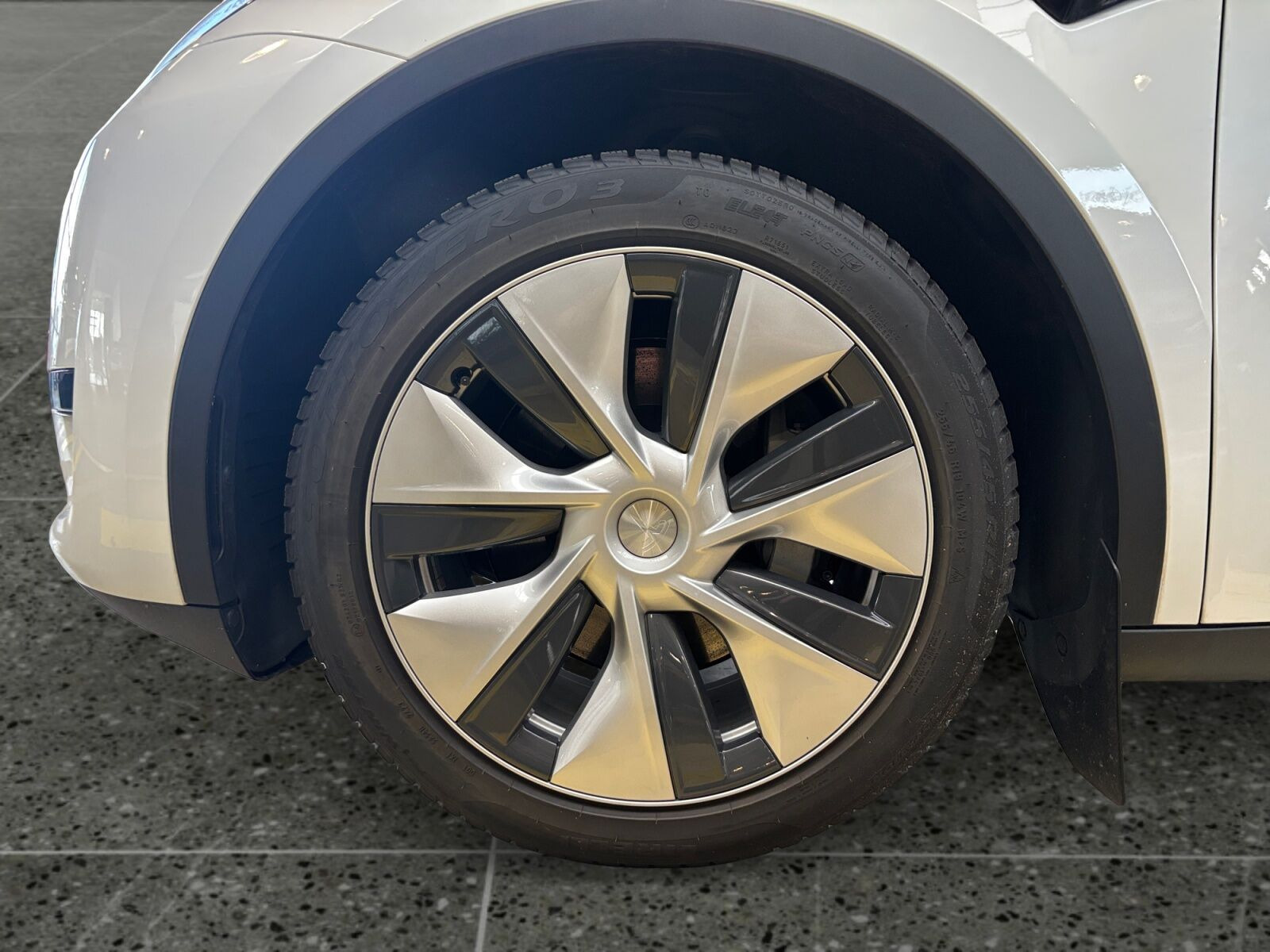 Hvid Tesla Model Y fra 2023