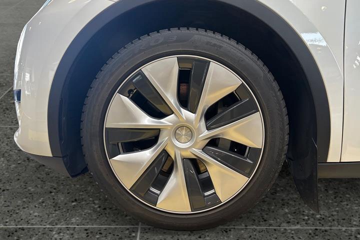 Hvid Tesla Model Y fra 2023