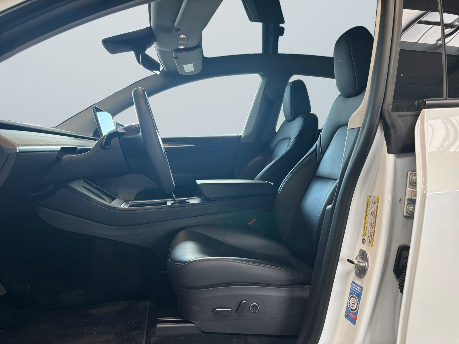 Hvid Tesla Model Y fra 2023
