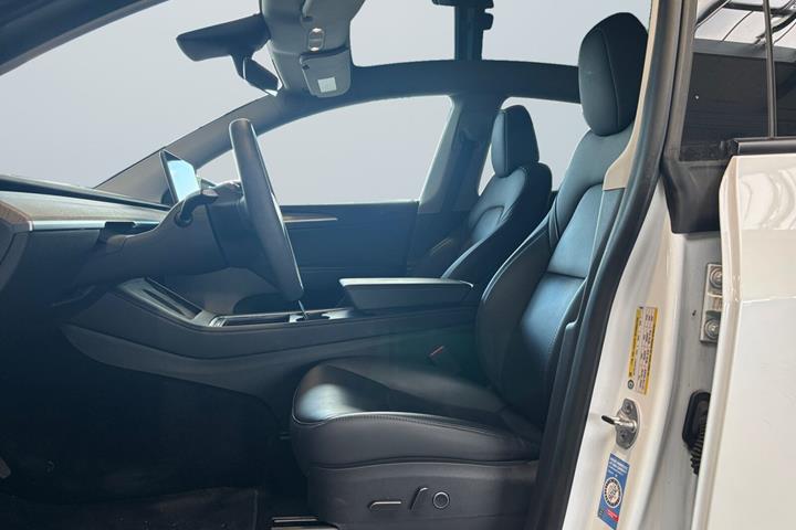 Hvid Tesla Model Y fra 2023