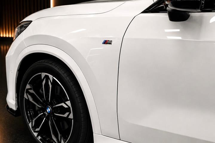 Hvid BMW iX1 fra 2023
