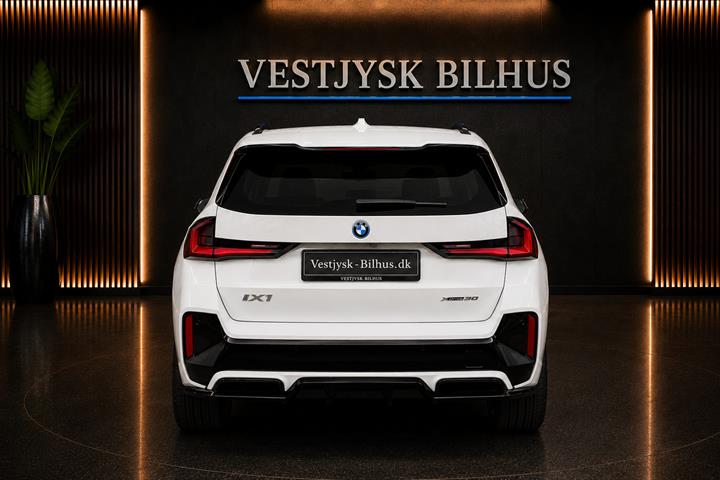 Hvid BMW iX1 fra 2023