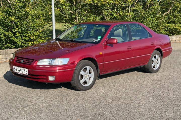 Grå Toyota Camry fra 1998