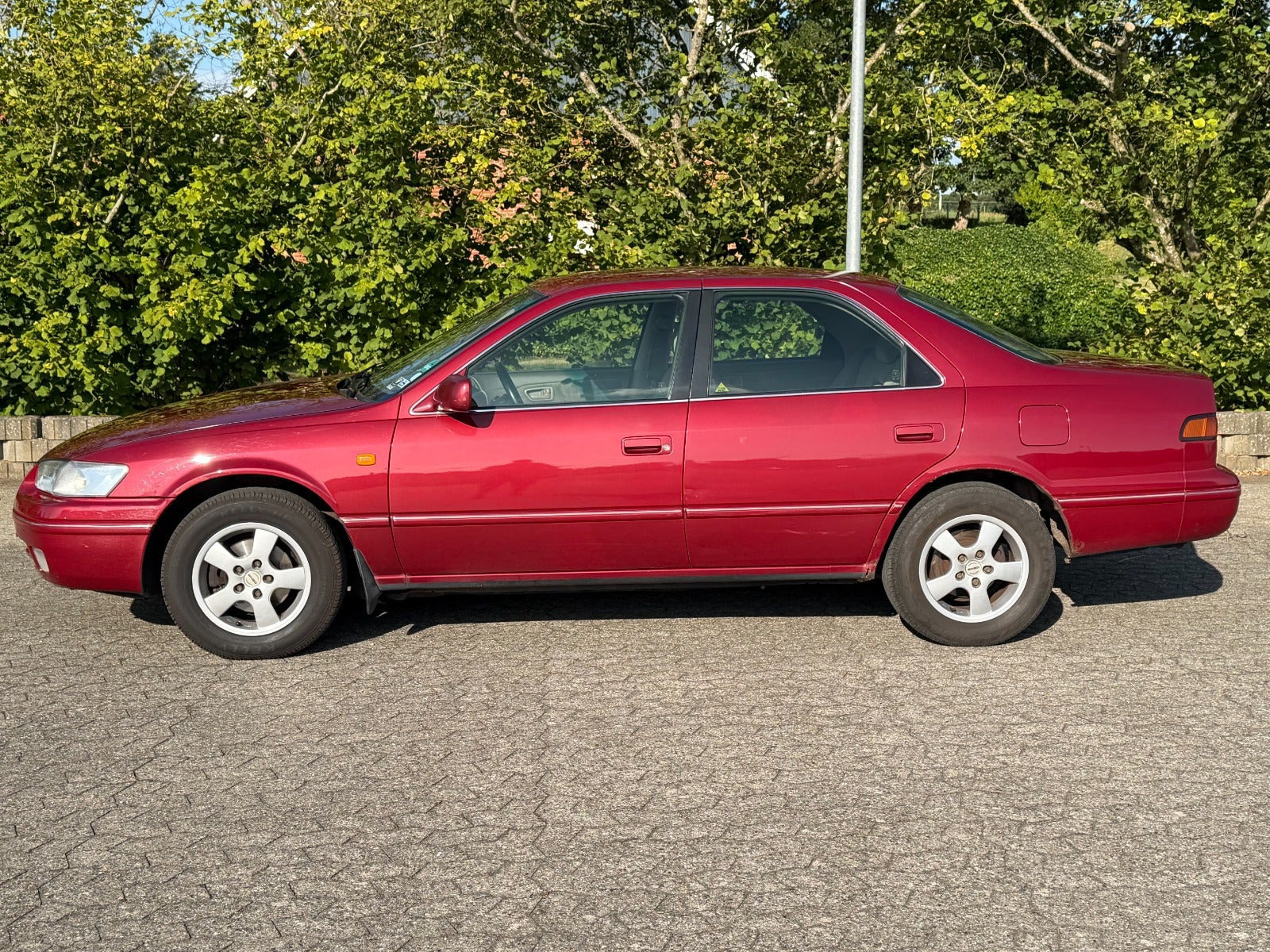 Grå Toyota Camry fra 1998