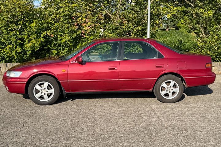 Grå Toyota Camry fra 1998