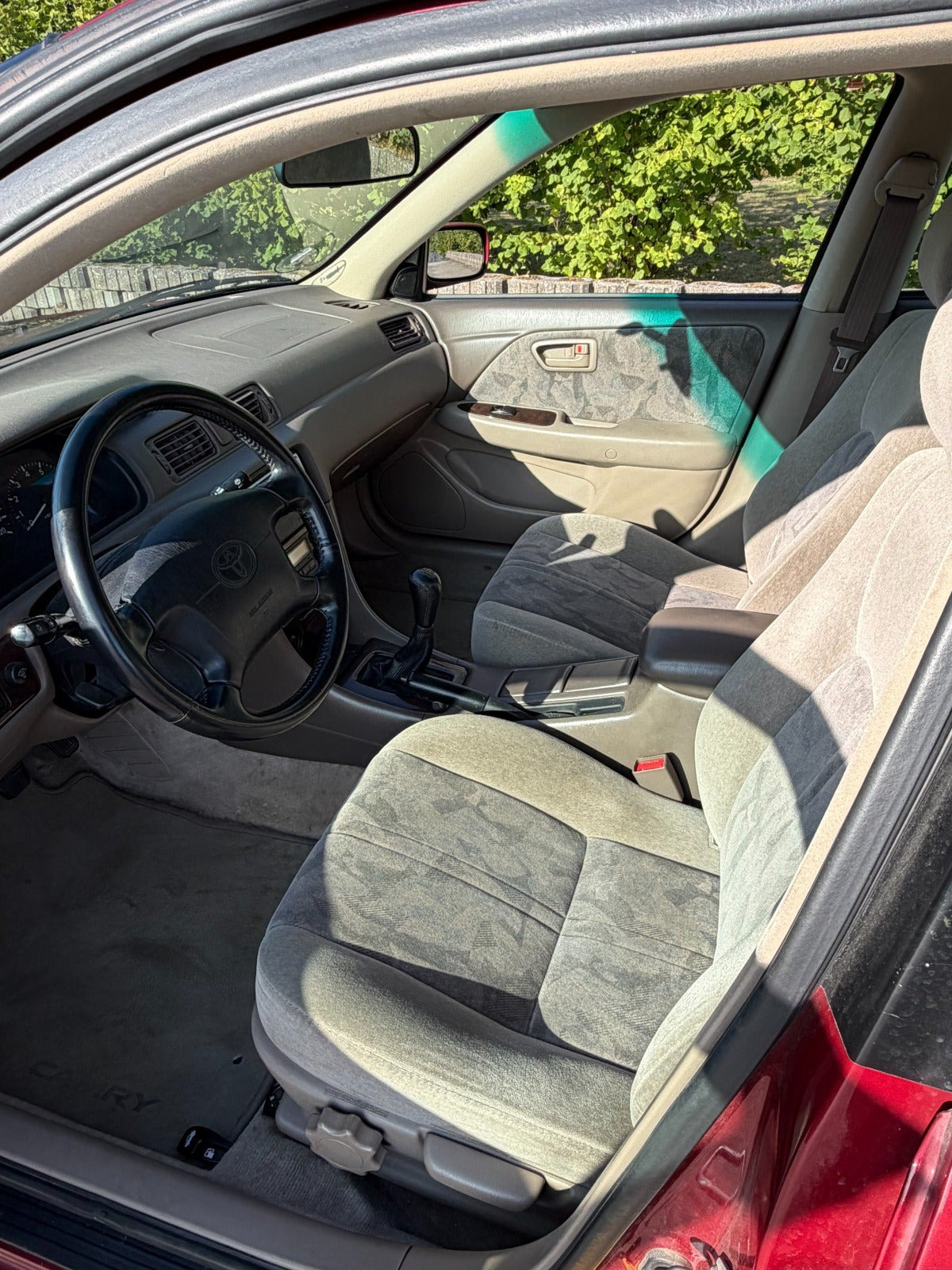 Grå Toyota Camry fra 1998