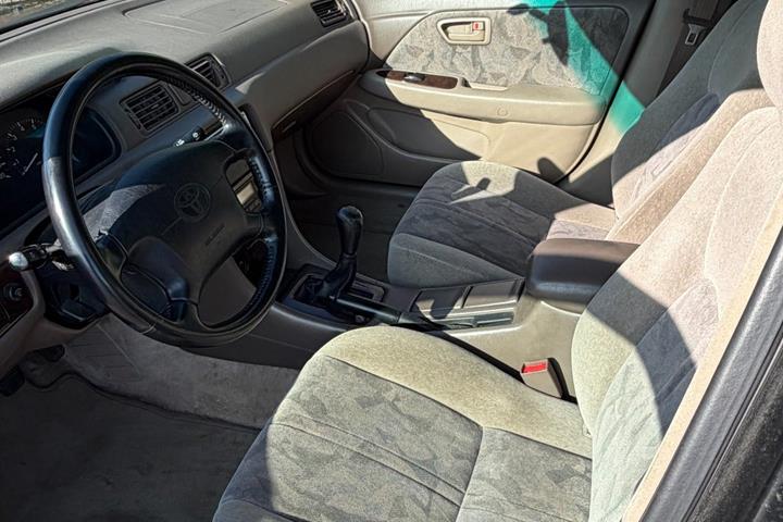 Grå Toyota Camry fra 1998