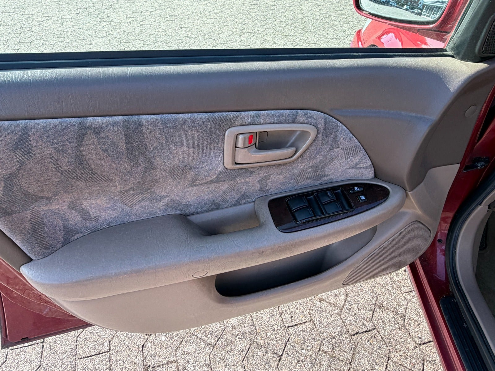 Grå Toyota Camry fra 1998