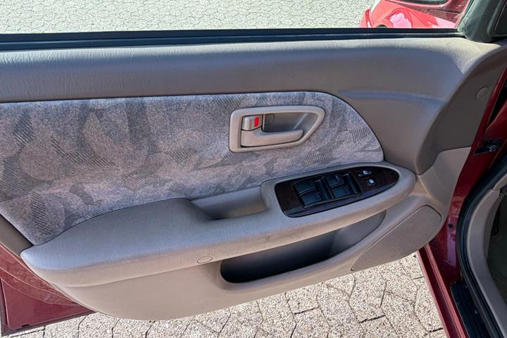 Grå Toyota Camry fra 1998