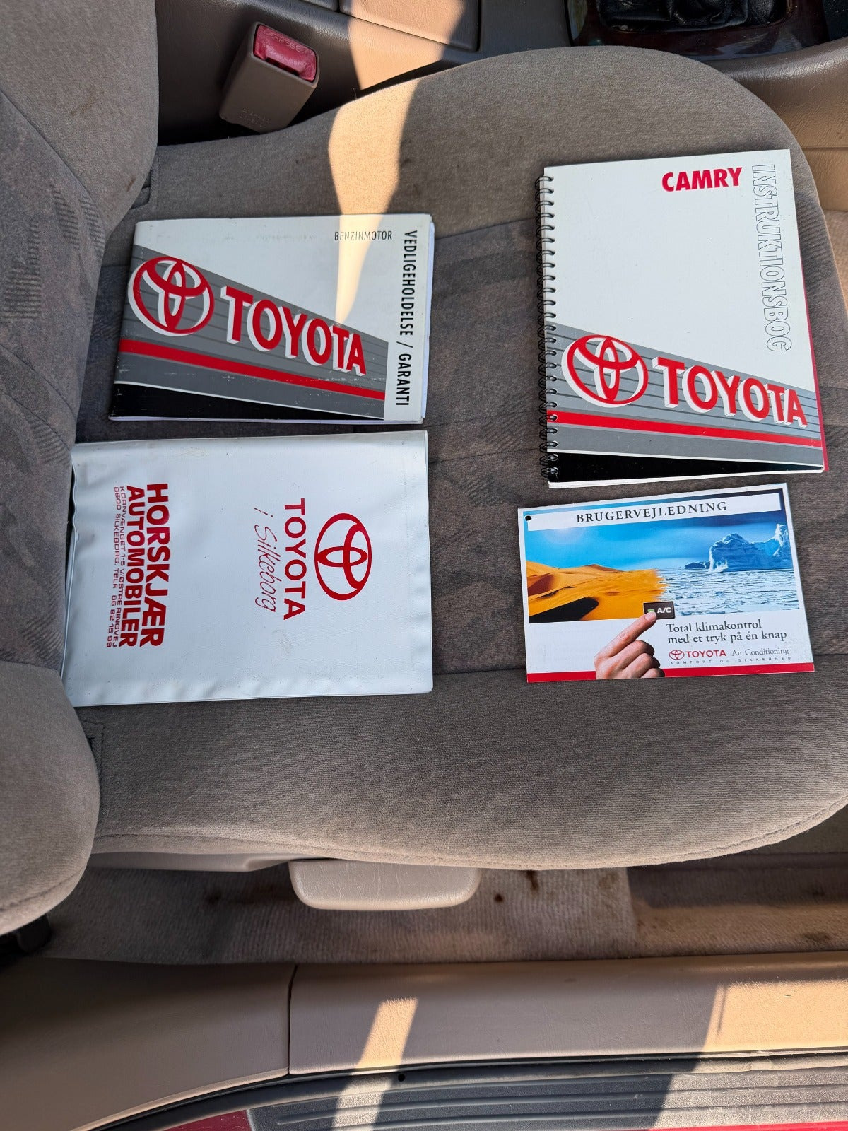 Grå Toyota Camry fra 1998 set indefra