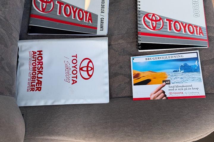 Grå Toyota Camry fra 1998 set indefra