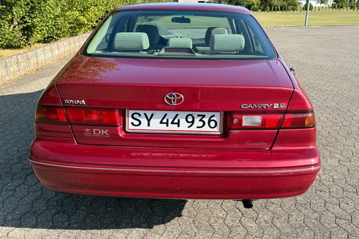 Grå Toyota Camry fra 1998