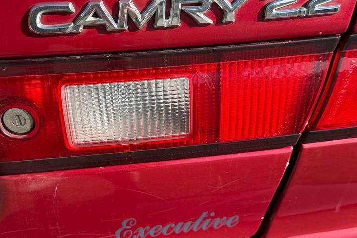 Grå Toyota Camry fra 1998