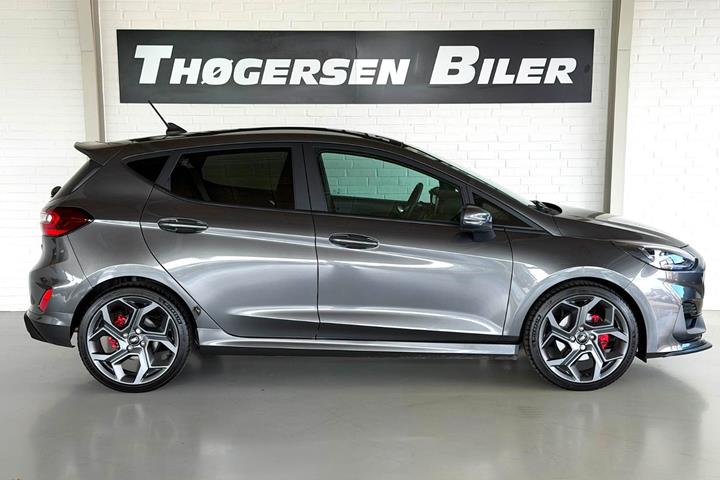 Grå Ford Fiesta fra 2022