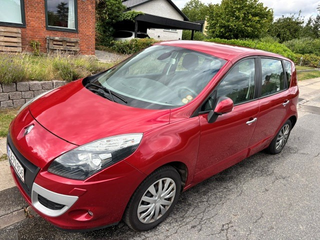 Rød Renault Scénic fra 2011