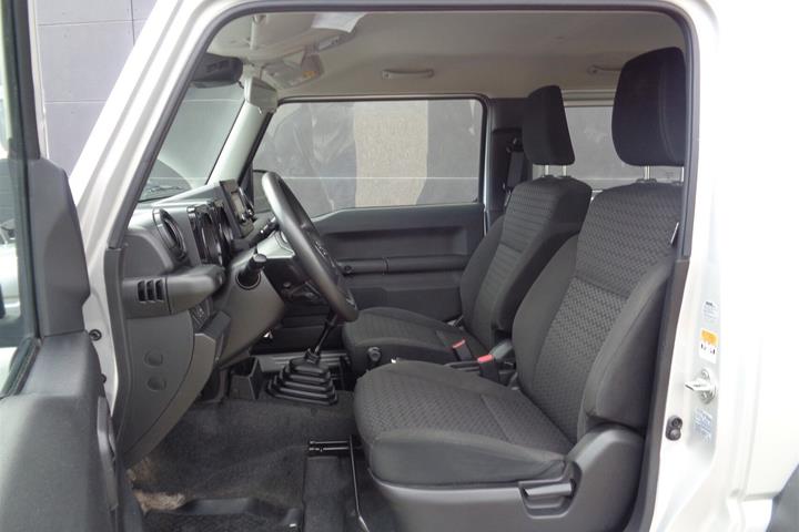 Grå Suzuki Jimny fra 2019