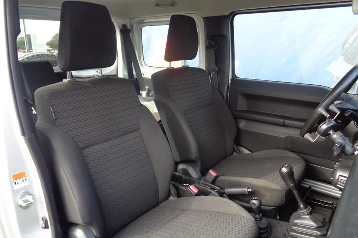 Grå Suzuki Jimny fra 2019