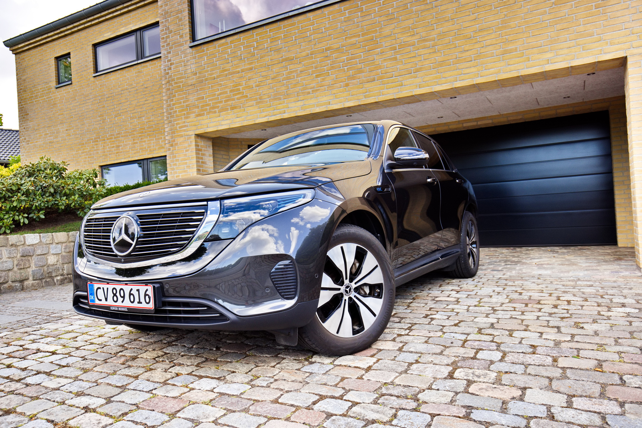 Grå Mercedes EQC fra 2020