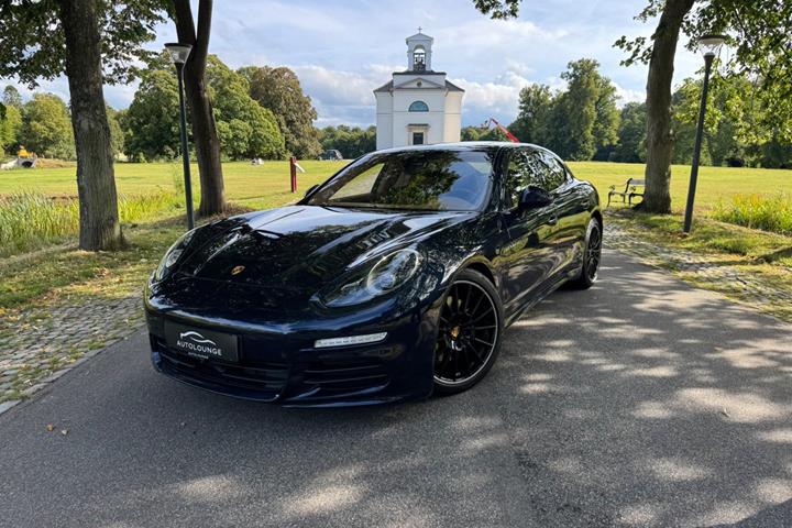 Blå Porsche Panamera S fra 2016