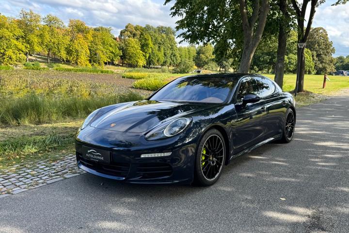 Blå Porsche Panamera S fra 2016