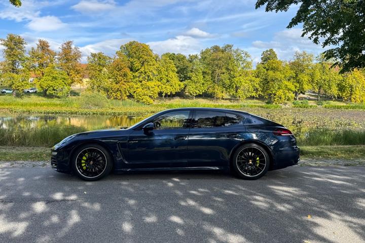 Blå Porsche Panamera S fra 2016