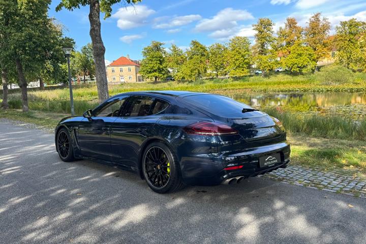 Blå Porsche Panamera S fra 2016