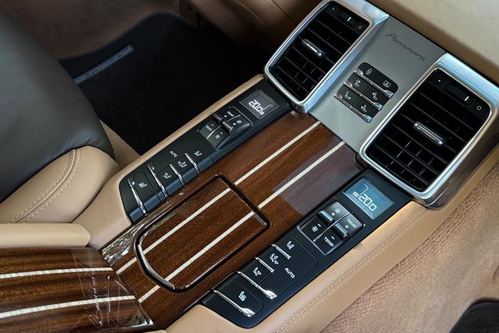 Blå Porsche Panamera S fra 2016