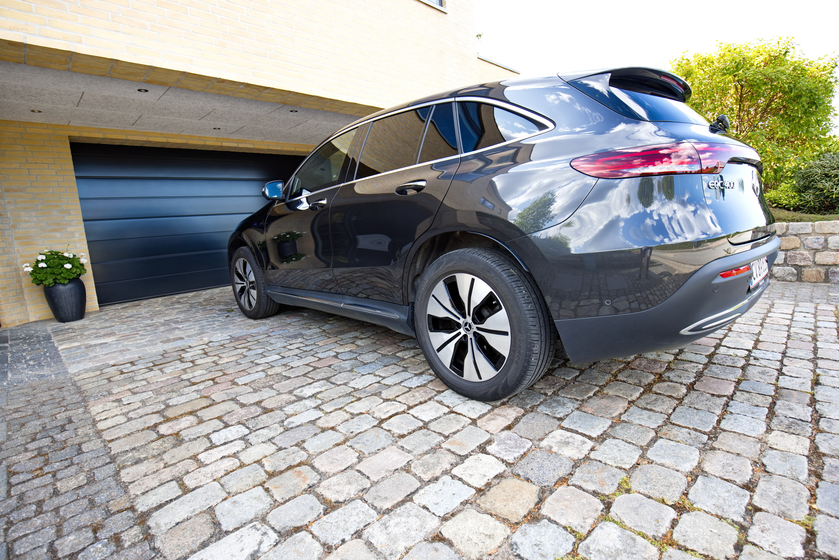 Grå Mercedes EQC fra 2020