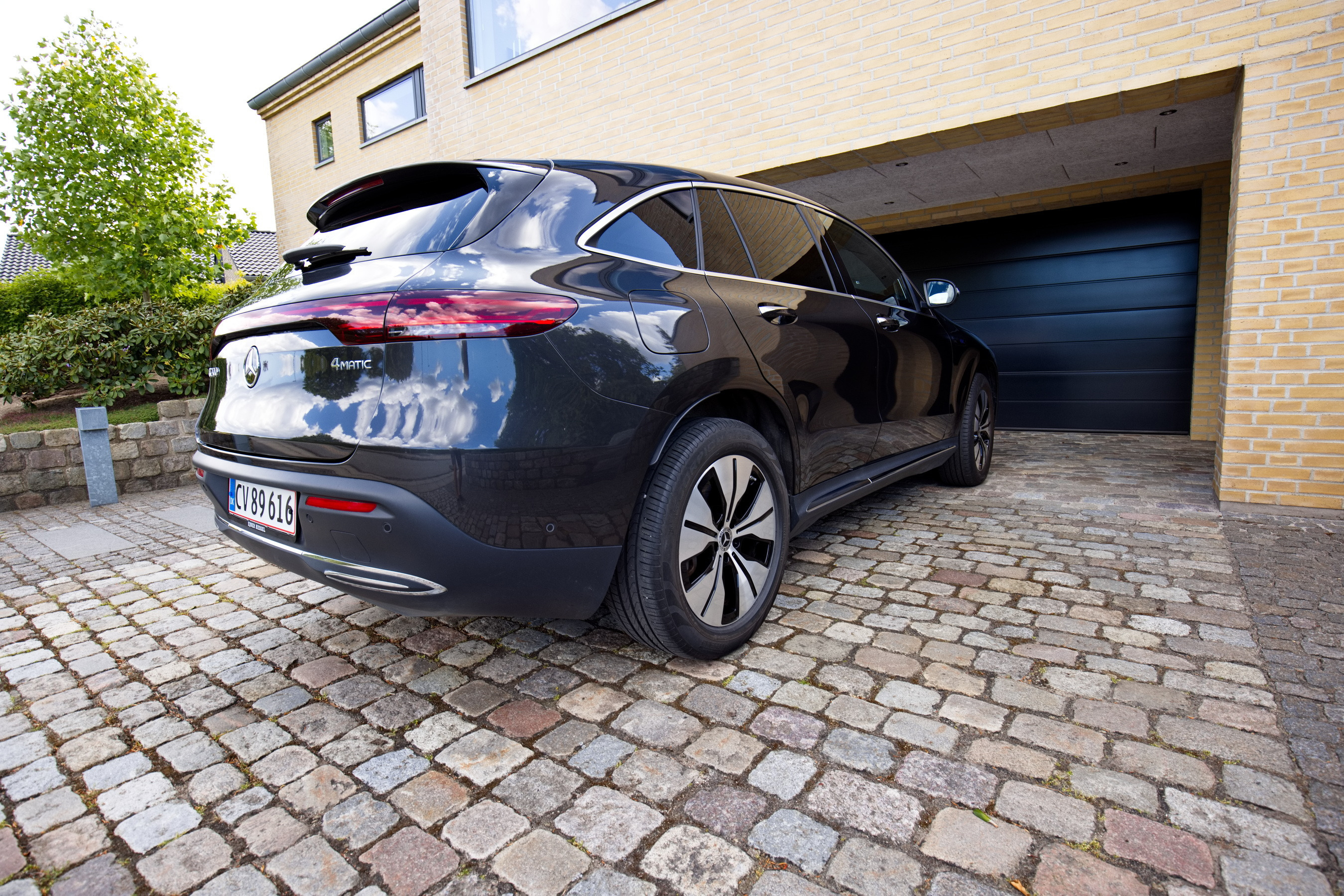 Grå Mercedes EQC fra 2020