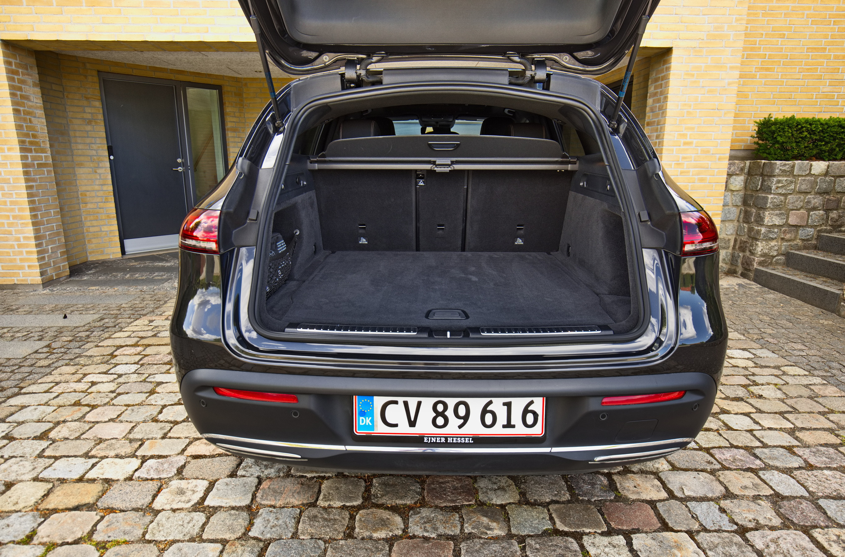 Grå Mercedes EQC fra 2020