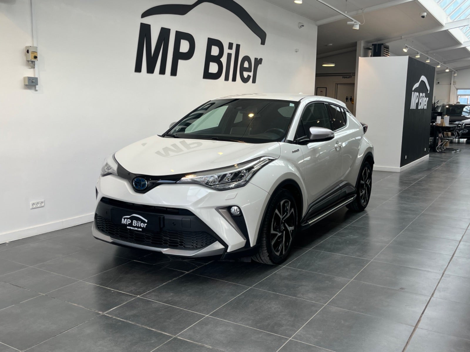 Hvid Toyota C-HR fra 2022