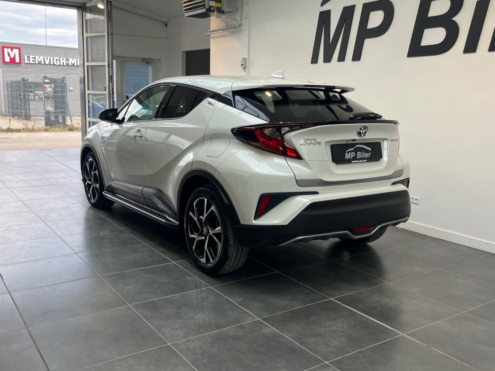 Hvid Toyota C-HR fra 2022