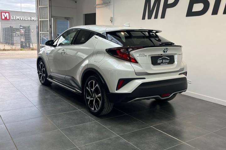 Hvid Toyota C-HR fra 2022