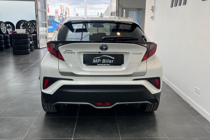 Hvid Toyota C-HR fra 2022