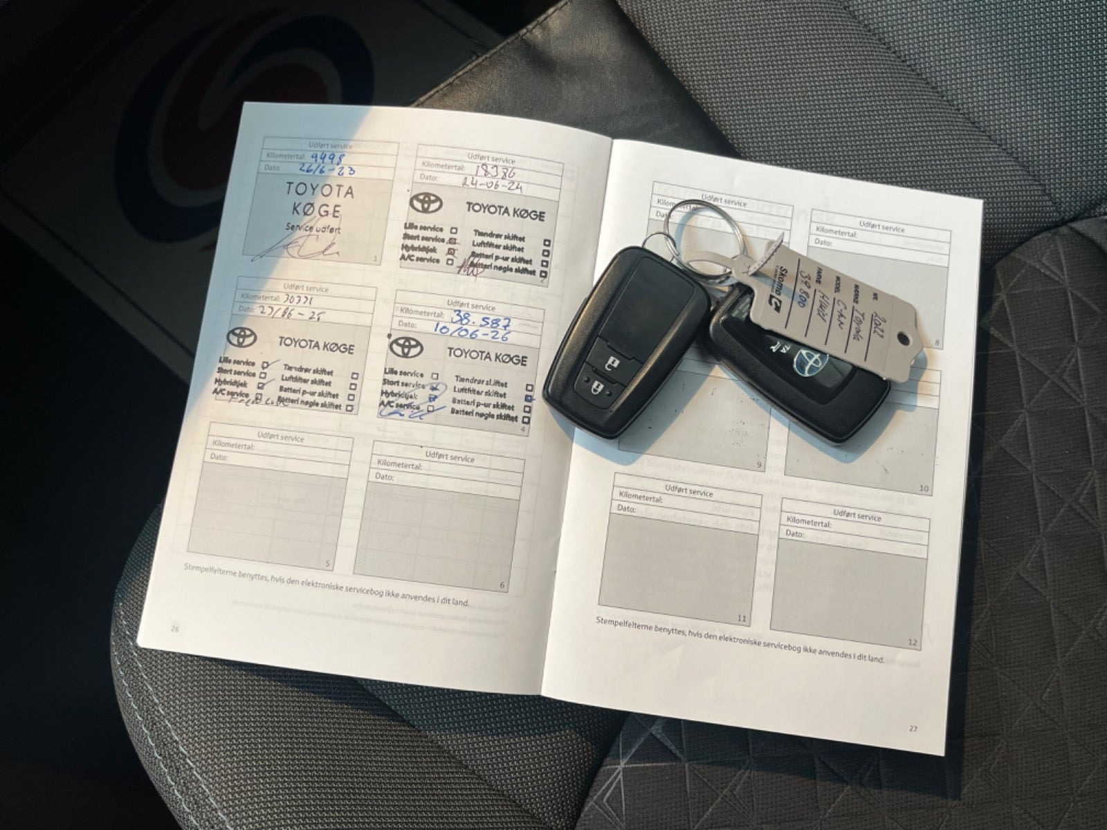Hvid Toyota C-HR fra 2022
