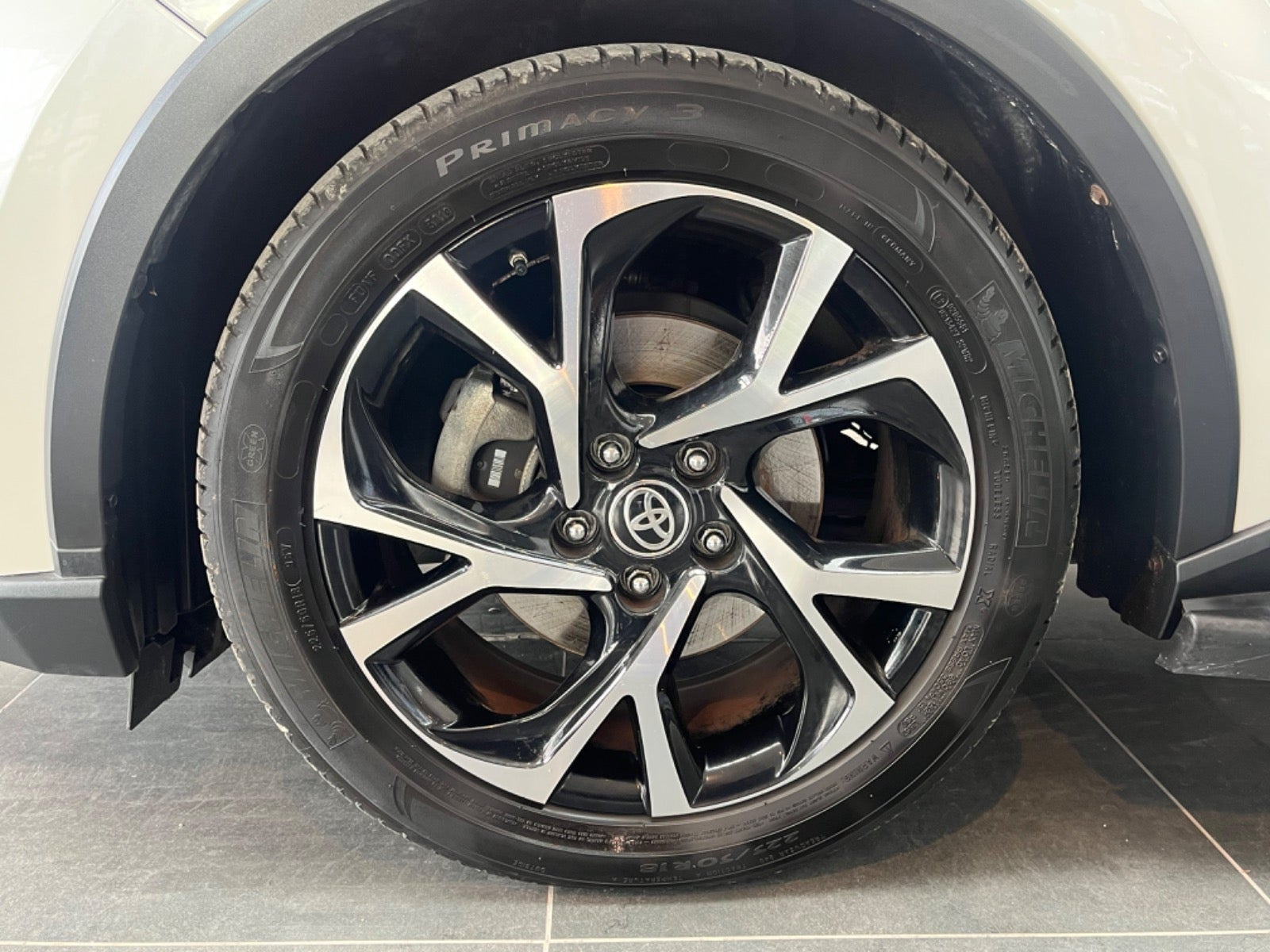Hvid Toyota C-HR fra 2022