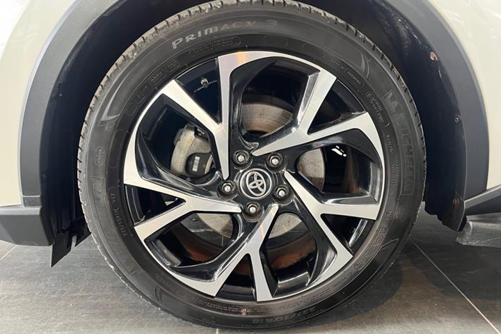 Hvid Toyota C-HR fra 2022