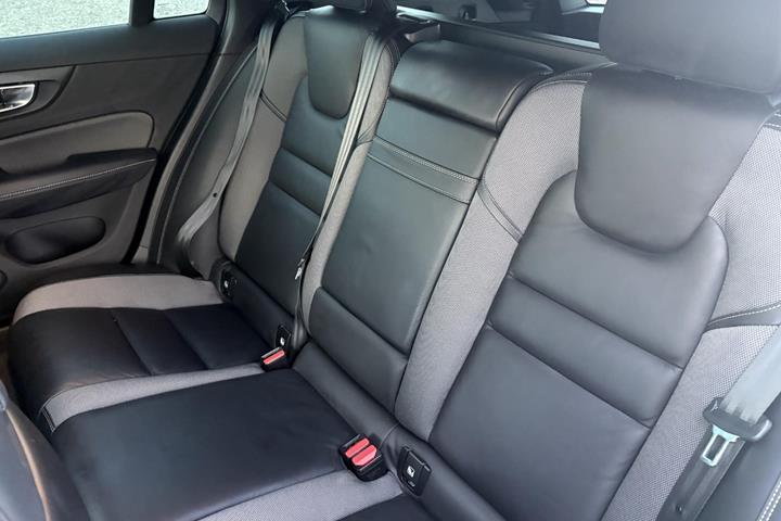 Sølv Volvo V60 fra 2021