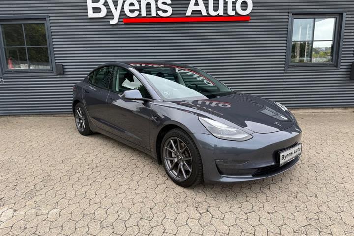 Grå Tesla Model 3 fra 2021 set udefra