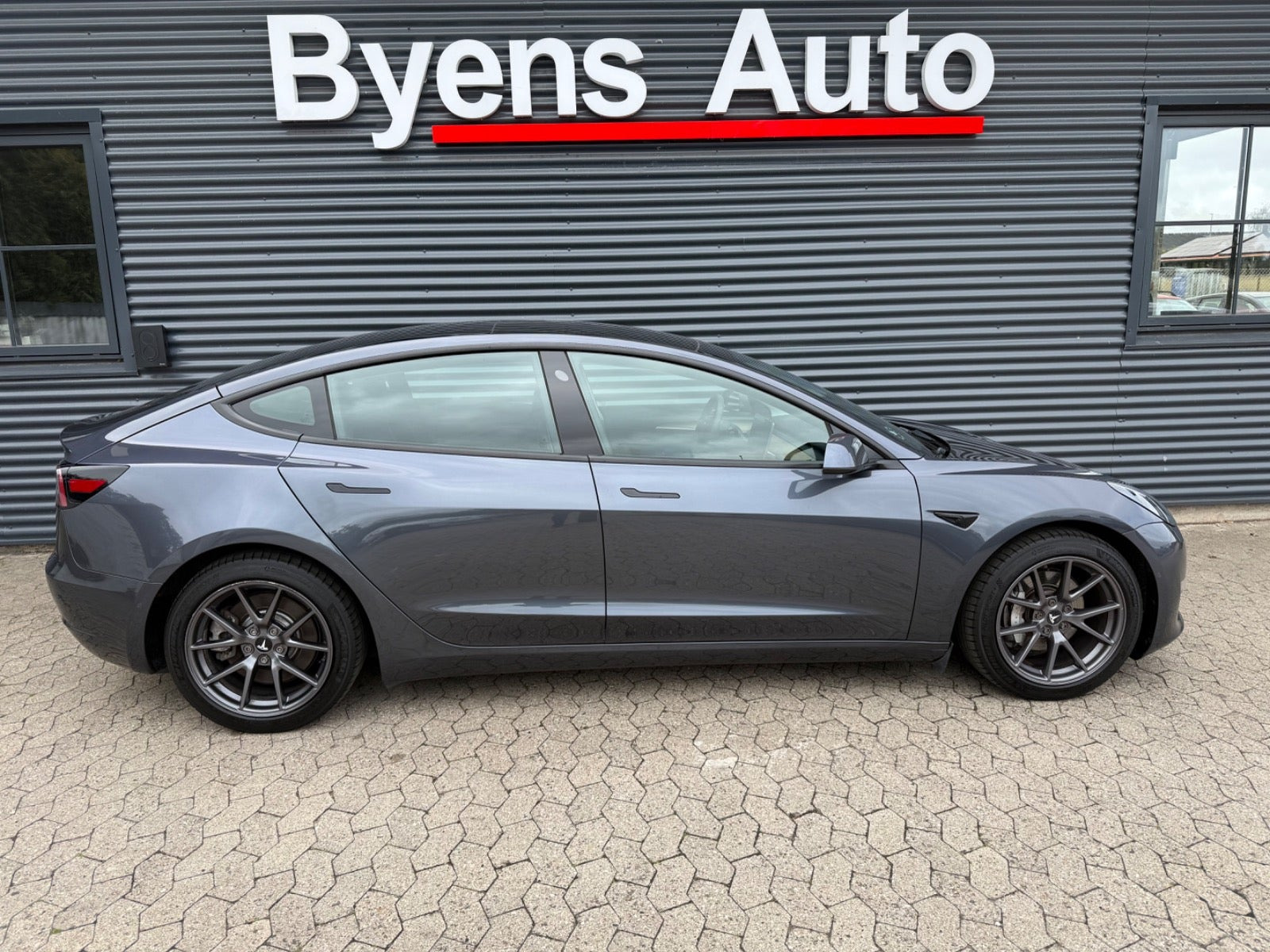 Grå Tesla Model 3 fra 2021