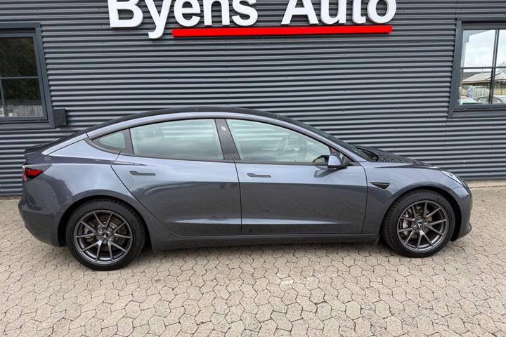 Grå Tesla Model 3 fra 2021