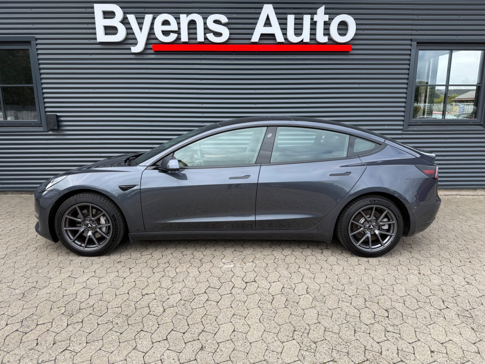 Grå Tesla Model 3 fra 2021