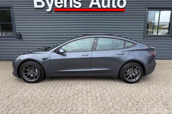 Grå Tesla Model 3 fra 2021