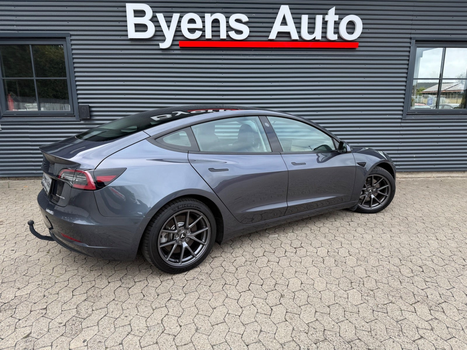 Grå Tesla Model 3 fra 2021