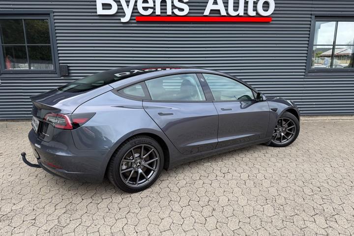 Grå Tesla Model 3 fra 2021