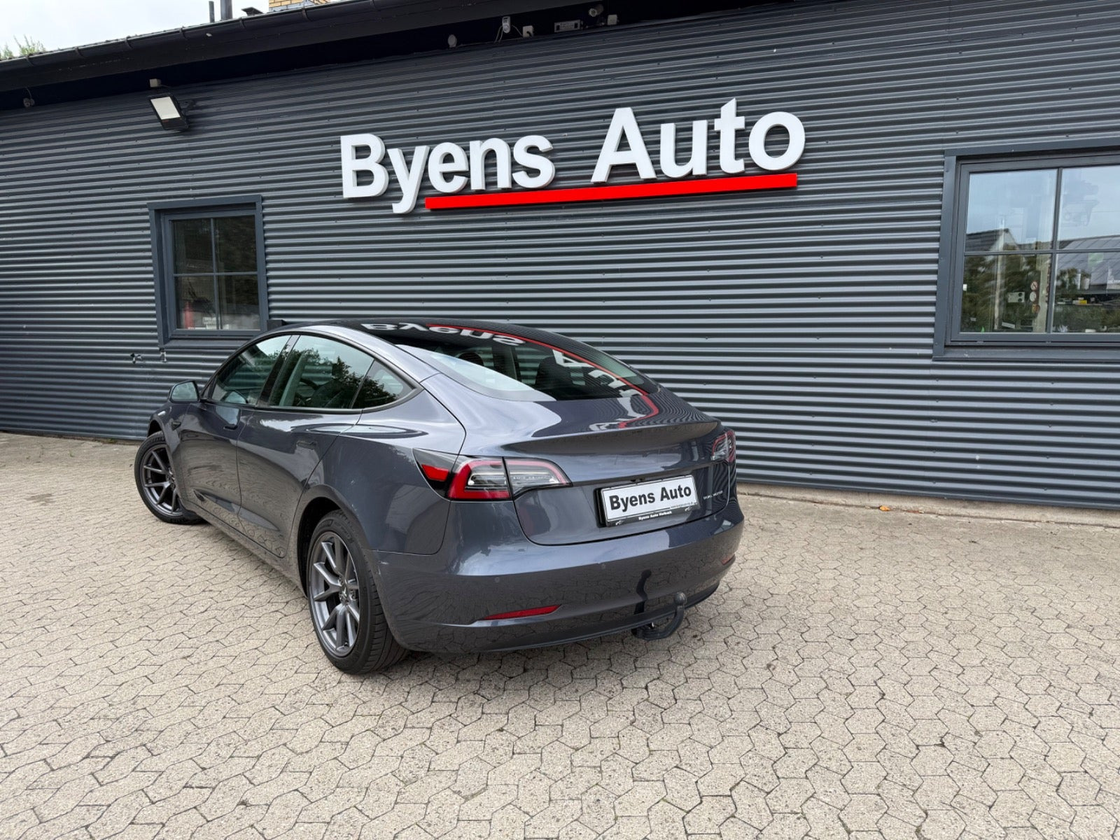 Grå Tesla Model 3 fra 2021